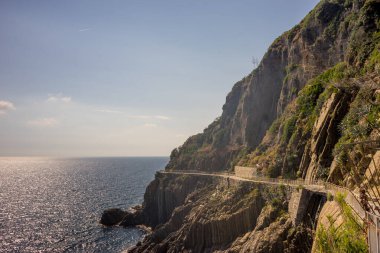 Avrupa, İtalya, Cinque Terre, Riomaggiore, arka planda dağ olan bir su kütlesi