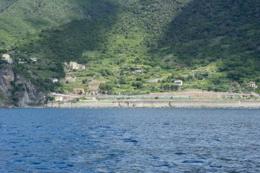 Avrupa, İtalya, Cinque Terre, Monterosso. Arkasında dağ olan büyük bir su kütlesi.