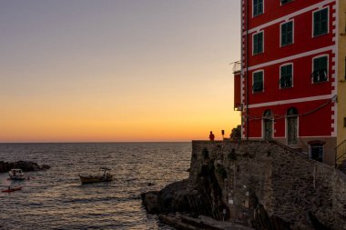 İtalya 'nın Riomaggiore Köyü, Cinque Terre' deki İtalyan Riviera 'sındaki uçurumda altın gün batımı