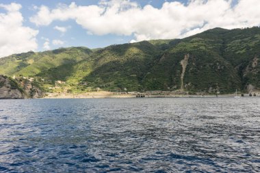 Avrupa, İtalya, Cinque Terre, Monterosso, arkasında dağ olan bir su kütlesi.