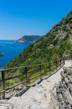 Avrupa, İtalya, Cinque Terre, Corniglia, bir su kütlesi üzerindeki köprü