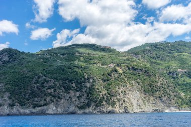 Avrupa, İtalya, Cinque Terre, Monterosso. Arkasında dağ olan büyük bir su kütlesi.