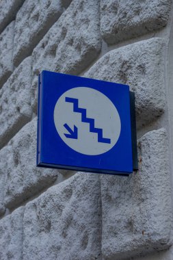 İtalya, Cinque Terre, Riomaggiore, bir binanın yan tarafında merdivenleri gösteren bir tabela.