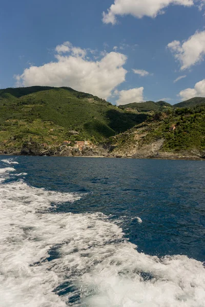 Europa Itália Cinque Terre Monterosso Corpo Água Com Uma Montanha — Fotografia de Stock