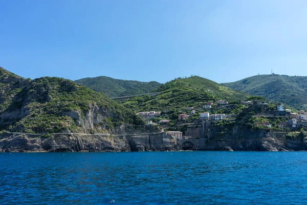 Európa Olaszország Cinque Terre Riomaggiore Egy Nagy Víztest Egy Hegy — Stock Fotó