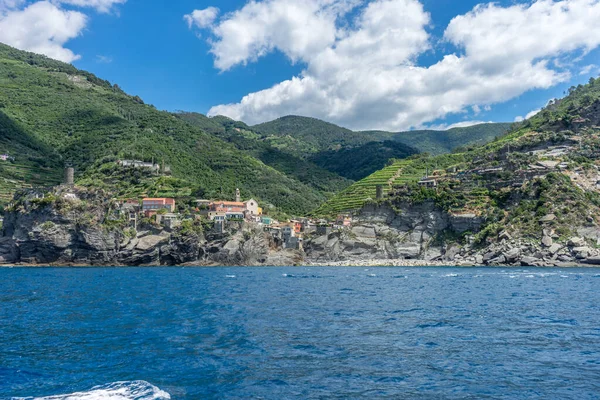 Europa Itália Cinque Terre Monterosso Grande Corpo Água Com Uma — Fotografia de Stock