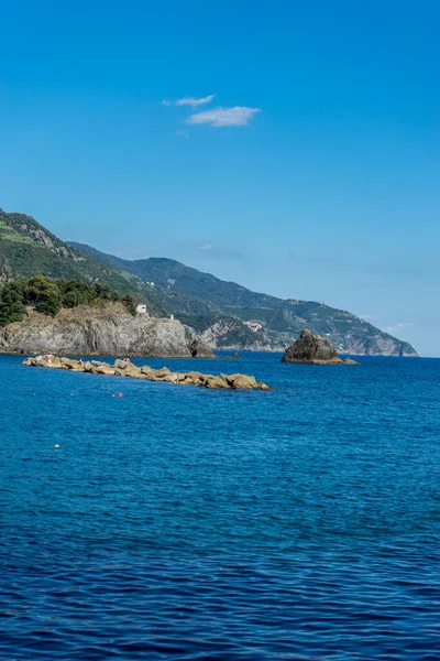 Europa Włochy Cinque Terre Monterosso Duży Zbiornik Wodny Górą Tle — Zdjęcie stockowe