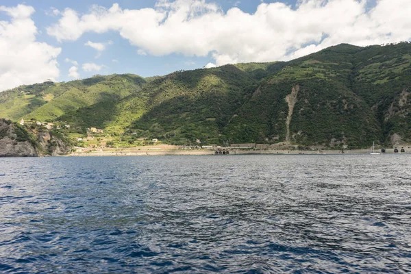 意大利 Cinque Terre 蒙特罗索 一个以高山为背景的水体 — 图库照片