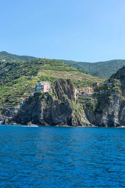 Europa Itália Cinque Terre Riomaggiore Uma Grande Massa Água Com — Fotografia de Stock