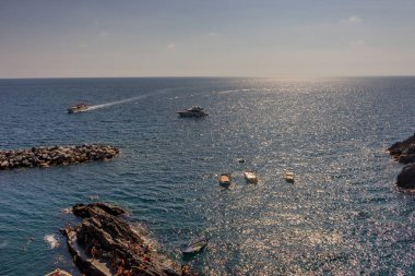 Manarola, Cinque Terre, İtalya - 27 Haziran 2018: Manarola, Cinque Terre, İtalya 'da plaj ve güneşin tadını çıkaran turistler
