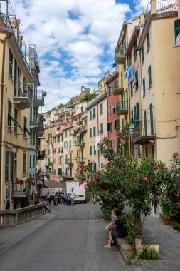 Riomaggiore, Cinque Terre, İtalya - 26 Haziran 2018: Arkasında saat kulesi olan Riomaggiore şehri