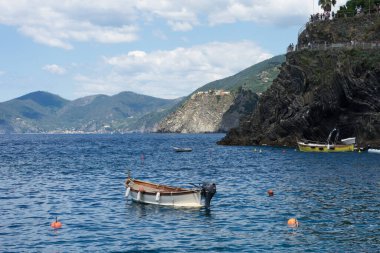 Manarola, Cinque Terre, İtalya - 26 Haziran 2018: Manarola, Cinque Terre, İtalya 'da kayalık kıyı şeridi yakınlarındaki tekneler