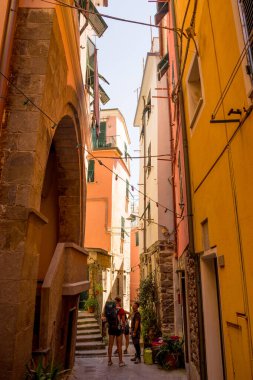 Vernazza, Cinque Terre, İtalya - 27 Haziran 2018: Vernazza, Cinque Terre, İtalya sokaklarında yürüyen turistler