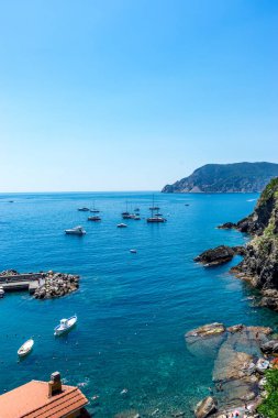 Vernazza, Cinque Terre, İtalya - 27 Haziran 2018: Tekneler Vernazza, Cinque Terre, İtalya kıyılarına yanaştı