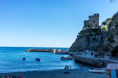 Monterosso, Cinque Terre, İtalya - 26 Haziran 2018: Monterosso al mare plajında güneşlenen turistler