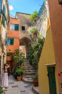 Vernazza, Cinque Terre, İtalya - 26 Haziran 2018: Vernazza, Cinque Terre, İtalya sokaklarında yürüyen turistler