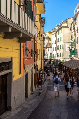 Riomaggiore, Cinque Terre, İtalya - 27 Haziran 2018: Riomaggiore 'un dar sokaklarında yürüyen turistler