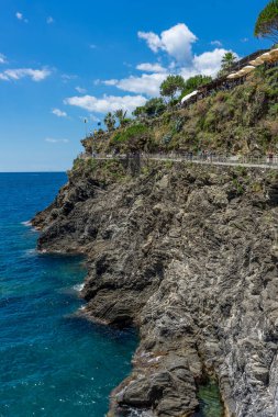 Manarola, Cinque Terre, İtalya - 26 Haziran 2018: Manarola, Cinque Terre, İtalya 'daki ligurian denizine karşı uçurum