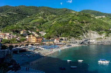 Monterosso, Cinque Terre, İtalya - 26 Haziran 2018: Monterosso al mare plajında güneşlenen turistler