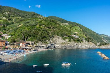 Monterosso, Cinque Terre, İtalya - 26 Haziran 2018: Monterosso al mare plajında güneşlenen turistler
