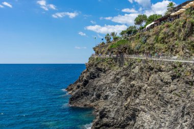 Manarola, Cinque Terre, İtalya - 26 Haziran 2018: Manarola, Cinque Terre, İtalya 'daki ligurian denizine karşı uçurum