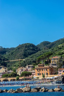 Monterosso, Cinque Terre, İtalya - 26 Haziran 2018: Monterosso al mare plajında güneşlenen turistler