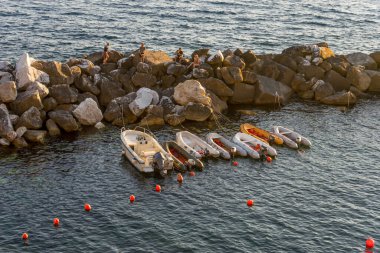 Riomaggiore, Cinque Terre, İtalya - 26 Haziran 2018: Günbatımında okyanusta tekne ve yatlar, İtalyan Riomaggiore Rivierası, Cinque Terre, İtalya