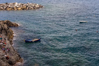 Manarola, Cinque Terre, İtalya - 26 Haziran 2018: Manarola, Cinque Terre, İtalya 'daki ligurian denizine karşı uçurum