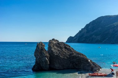Monterosso, Cinque Terre, İtalya - 26 Haziran 2018: Monterosso al mare plajında güneşlenen turistler