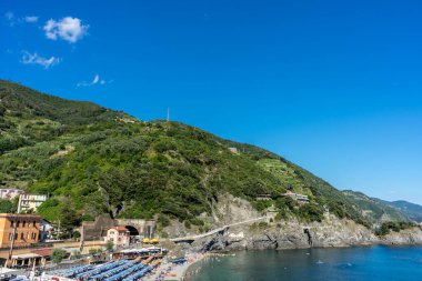 Monterosso, Cinque Terre, İtalya - 26 Haziran 2018: Monterosso al mare plajında güneşlenen turistler