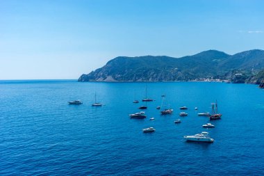 Vernazza, Cinque Terre, İtalya - 27 Haziran 2018: Tekneler Vernazza, Cinque Terre, İtalya kıyılarına yanaştı