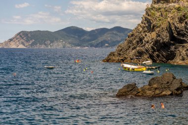 Manarola, Cinque Terre, İtalya - 26 Haziran 2018: Tekneler Manarola, Cinque Terre, İtalya 'daki körfeze yanaştı