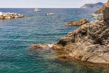 Manarola, Cinque Terre, İtalya - 26 Haziran 2018: Tekneler Manarola, Cinque Terre, İtalya 'daki körfeze yanaştı