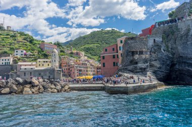 Vernazza, Cinque Terre, İtalya - 26 Haziran 2018: Vernazza, Cinque Terre, İtalya 'da okyanusa bakan bir kayanın üzerinde oturan turist