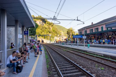 Monterosso, Cinque Terre, İtalya - 26 Haziran 2018: Monterosso 'daki tren istasyonu, Cinque Terre, İtalya