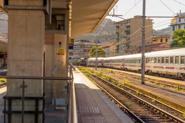 La Spezia, Cinque Terre, İtalya - 26 Haziran 2018: La Spezia, Cinque Terre, İtalya 'daki tren istasyonunda şehirlerarası tren