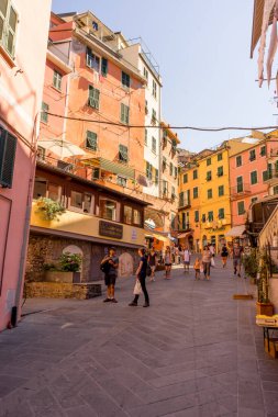 Riomaggiore, Cinque Terre, İtalya - 27 Haziran 2018: Riomaggiore 'un dar sokaklarında yürüyen turistler