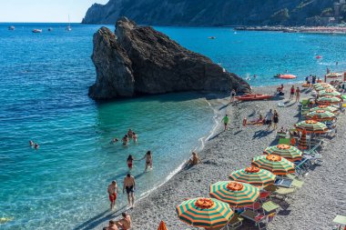 Monterosso, Cinque Terre, İtalya - 26 Haziran 2018: Monterosso al mare plajında güneşlenen turistler