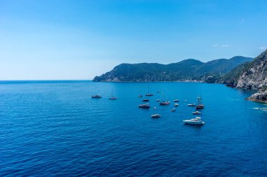 Vernazza, Cinque Terre, İtalya - 27 Haziran 2018: Tekneler Vernazza, Cinque Terre, İtalya kıyılarına yanaştı