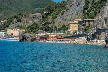 Monterosso, Cinque Terre, İtalya - 26 Haziran 2018: Monterosso al mare plajında güneşlenen turistler