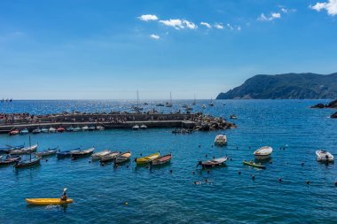 Vernazza, Cinque Terre, İtalya - 26 Haziran 2018: Vernazza, Cinque Terre, İtalya 'da plajın ve güneşin tadını çıkaran turistler
