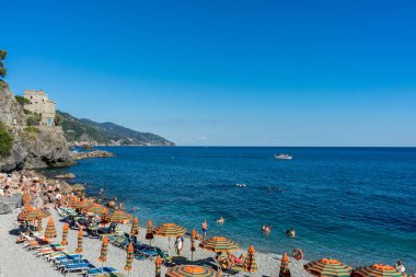 Monterosso, Cinque Terre, İtalya - 26 Haziran 2018: Monterosso al mare plajında güneşlenen turistler