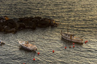 Riomaggiore, Cinque Terre, İtalya - 26 Haziran 2018: Günbatımında okyanusta tekne ve yatlar, İtalyan Riomaggiore Rivierası, Cinque Terre, İtalya