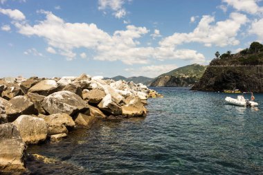Manarola, Cinque Terre, İtalya - 26 Haziran 2018: Manarola, Cinque Terre, İtalya 'da kayalık kıyı şeridi yakınlarındaki tekneler