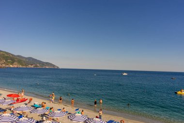 Monterosso, Cinque Terre, İtalya - 26 Haziran 2018: Monterosso al mare plajında güneşlenen turistler