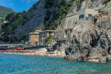 Monterosso, Cinque Terre, İtalya - 26 Haziran 2018: Monterosso al mare plajında güneşlenen turistler