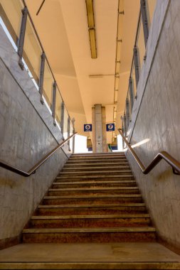 La Spezia, Cinque Terre, İtalya - 26 Haziran 2018: La Spezia, Cinque Terre, İtalya 'daki tren istasyonunda merdiven