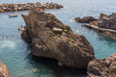 Manarola, Cinque Terre, İtalya - 27 Haziran 2018: Manarola, Cinque Terre, İtalya 'da plaj ve güneşin tadını çıkaran turistler