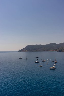 Vernazza, Cinque Terre, İtalya - 27 Haziran 2018: Tekneler Vernazza, Cinque Terre, İtalya kıyılarına yanaştı