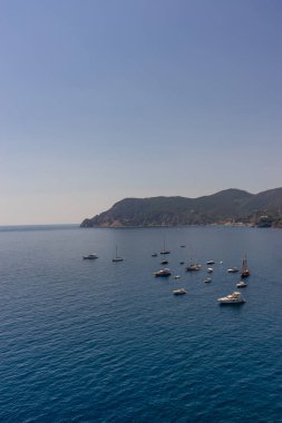 Vernazza, Cinque Terre, İtalya - 27 Haziran 2018: Tekneler Vernazza, Cinque Terre, İtalya kıyılarına yanaştı